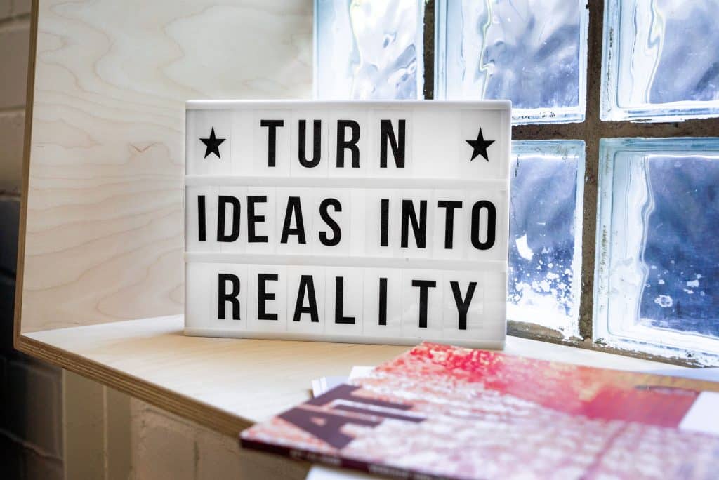 Un écriteau affiche : turn ideas into reality